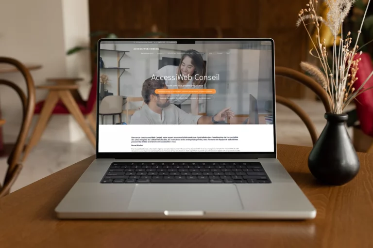 Un ordinateur portable présentant la maquette du site AccessiWeb Conceil réalisé par designer UX Yevhen SHLYKOV à Bordeaux